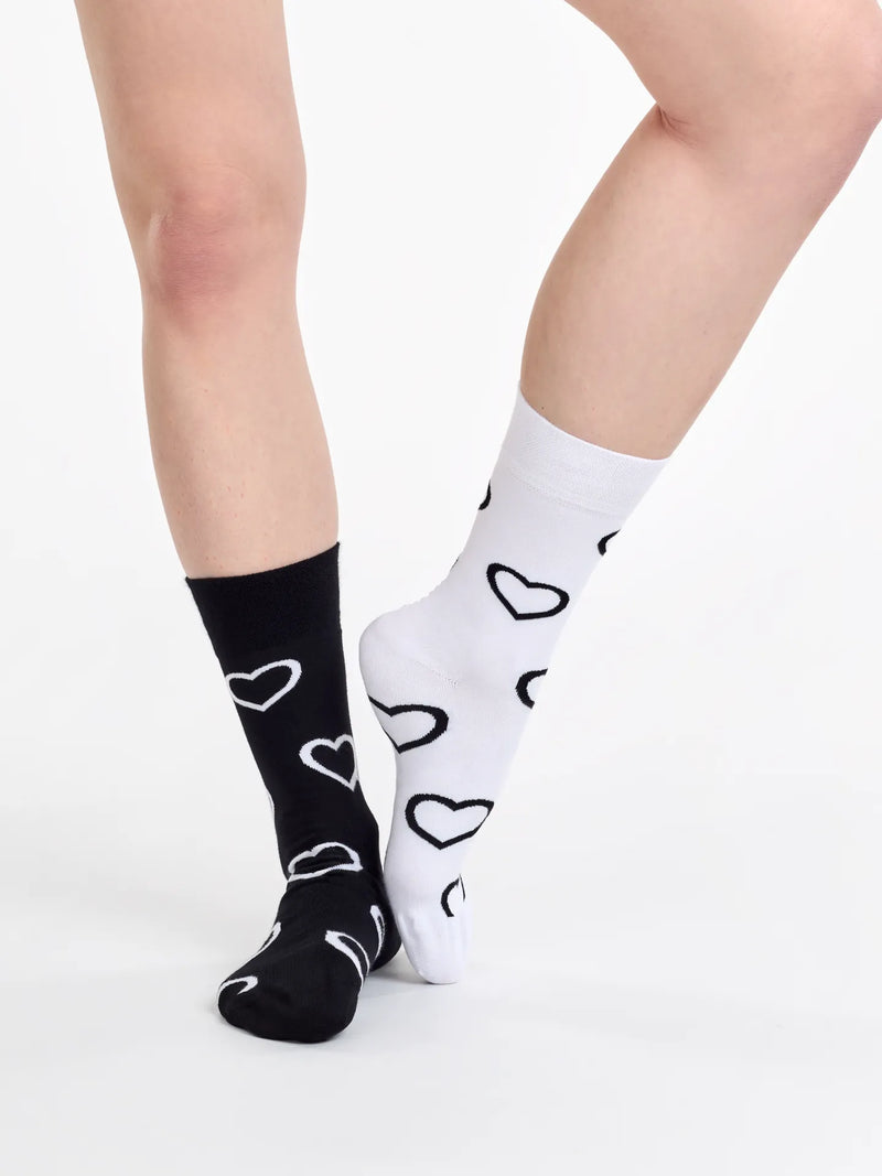 bamboo-regular-socks-black-white-hearts-okt-00/00c79def10fd89f5e9b8037a7b8691791226762f