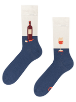regular-socks-bottle-of-wine-02-8a/8a14d2f73892755bed1b2ae8b2df161922d58e86