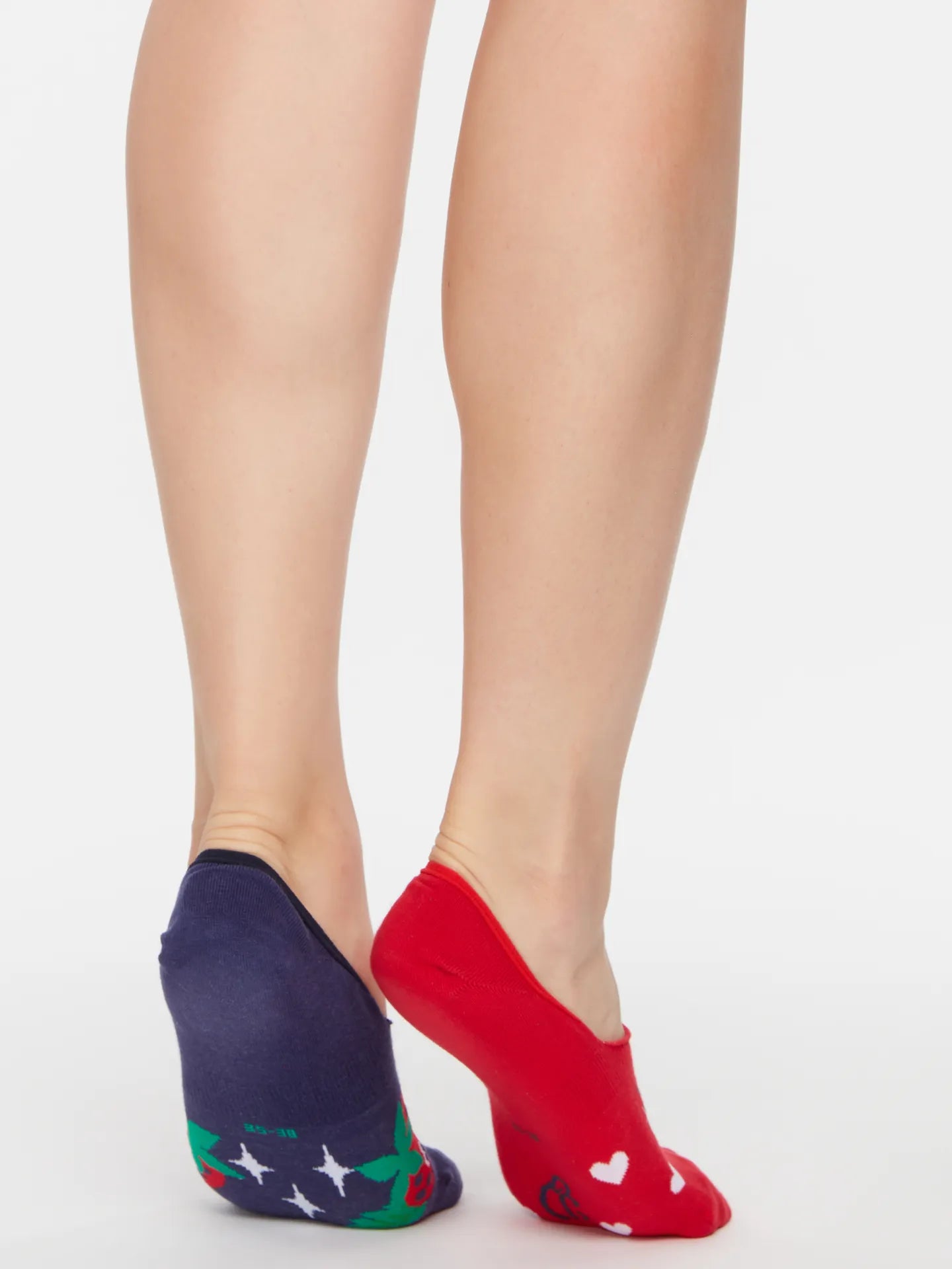 no-show-socks-happy-strawberries-96/9619ad923d8848f2bc02a5a81bc8cf8a67a2e681