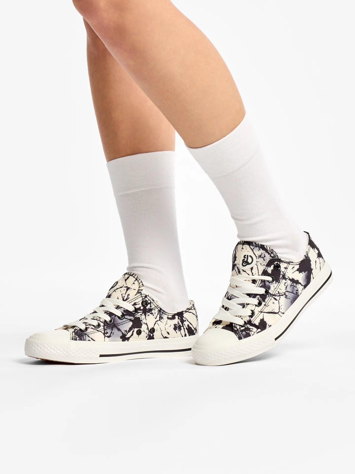 canvas-shoes-black-white-stains-e7/e78e9ae8c59265c9c4a92f7ad3621821092e7d93