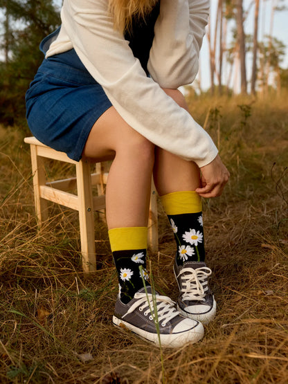 regular-socks-daisies-at-night-02-79/79a6a80984eba7514f8a0f74211de890b7de4f6c